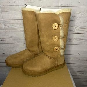 UGG BAILEY BUTTON TRIPLET II , CHESTNUT, SZ. 8, NWB